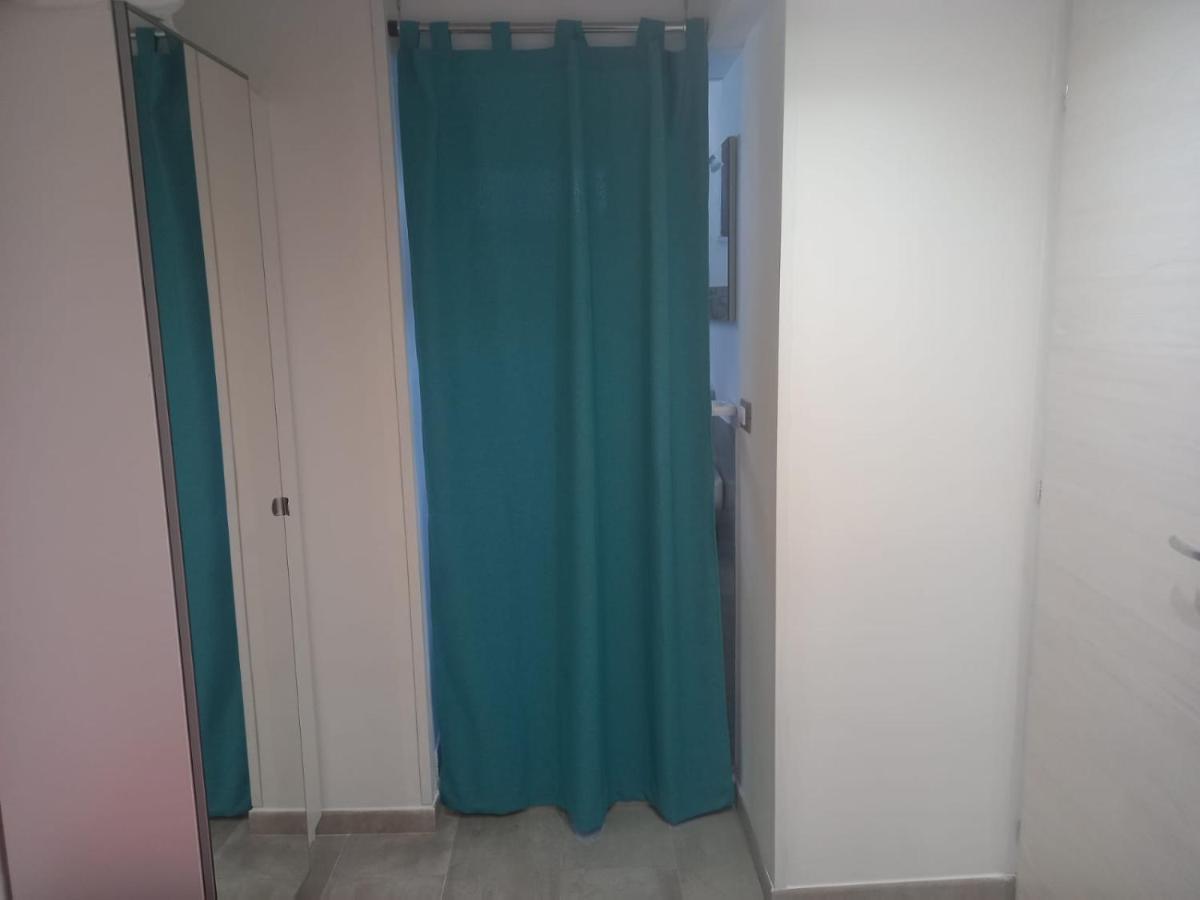 Room In Historical City Centre With Private Bathroom Catane Extérieur photo