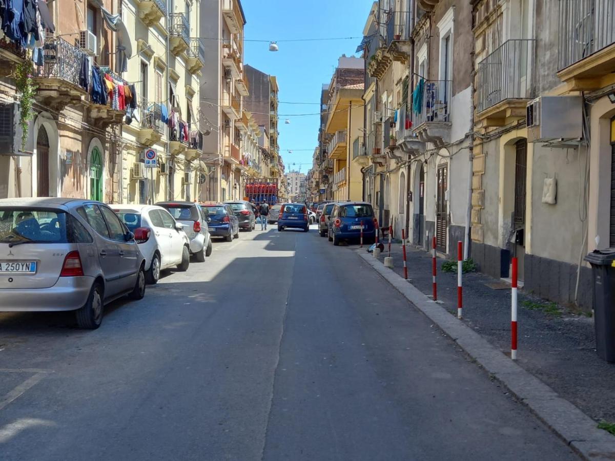 Room In Historical City Centre With Private Bathroom Catane Extérieur photo